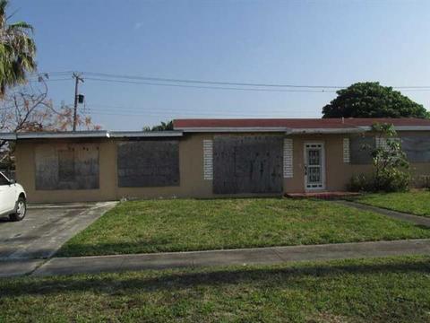 495 W 39 Pl, Hialeah, FL 33012 photo 1