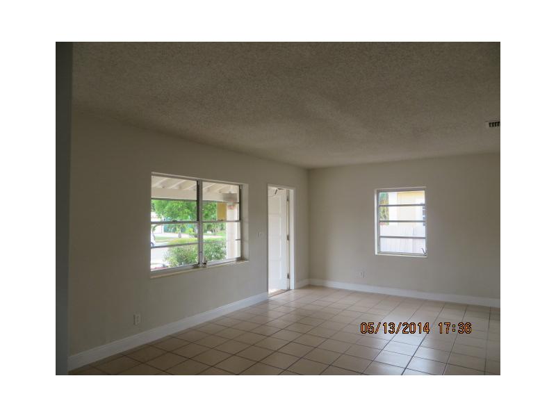 571 E 60 St, Hialeah, FL 33013 photo 2