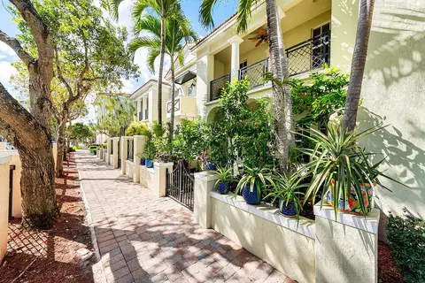 704 NW 83rd Pl, Boca Raton, FL 33487