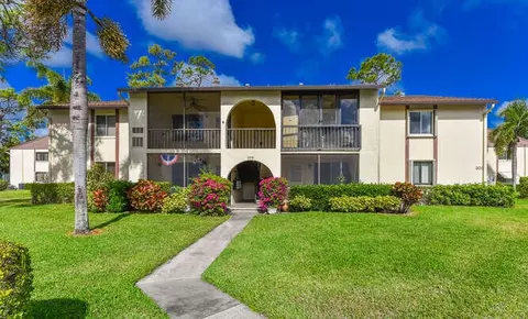 305 Knotty Pine Cir #D-2, Greenacres, FL 33463