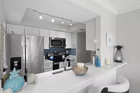 Kitchen - 233 NEdgewater Dr #104, Stuart, FL 34996 photo 6 of 8