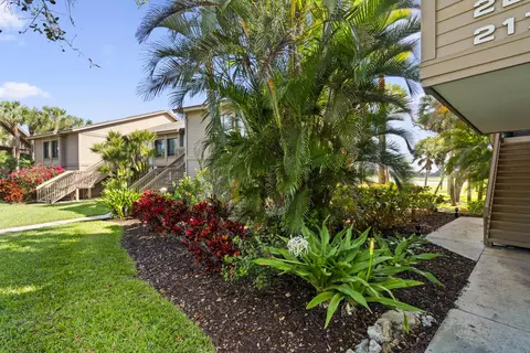 Exterior - 233 NEdgewater Dr #104, Stuart, FL 34996 photo 2 of 13