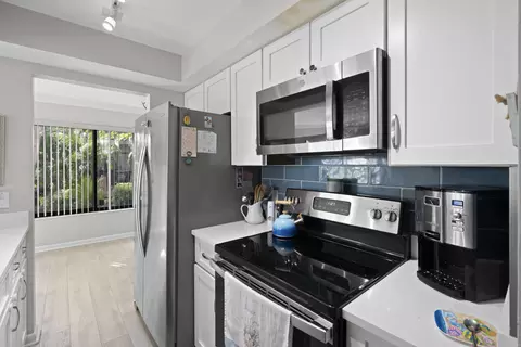 Kitchen - 233 NEdgewater Dr #104, Stuart, FL 34996 photo 4 of 8