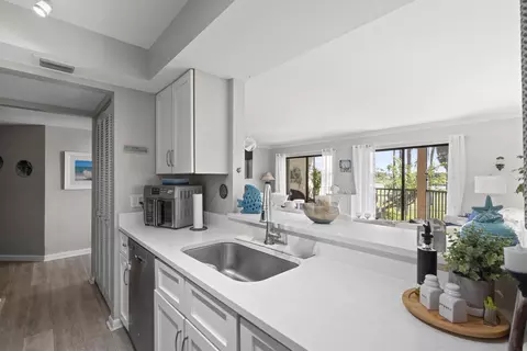 Kitchen - 233 NEdgewater Dr #104, Stuart, FL 34996 photo 2 of 8
