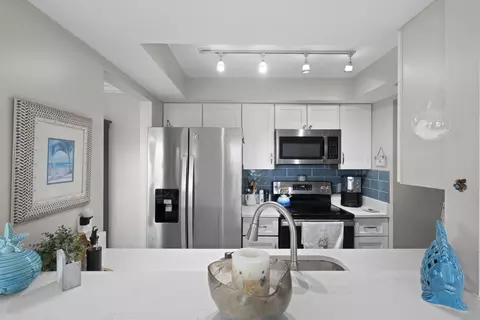 Kitchen - 233 NEdgewater Dr #104, Stuart, FL 34996 photo 7 of 8