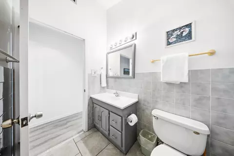 Bath - 350 E Ocean Dr #KEY colony, Key Colony Beach, FL 33051 photo 2 of 5