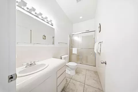 Bath - 350 E Ocean Dr #KEY colony, Key Colony Beach, FL 33051 photo 3 of 5