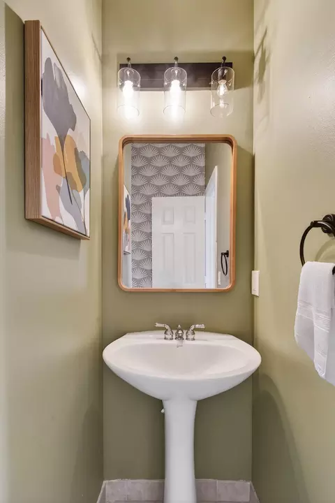 Bath - 355 E Thatch Palm Cir #103, Jupiter, FL 33458 photo 2 of 9