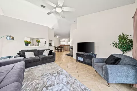 16 Via De Casas Sur #204, Boynton Beach, FL 33426