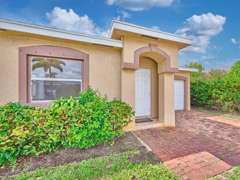 556 E Ridge Cir N, Boynton Beach, FL 33435
