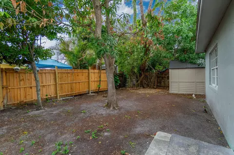 Exterior - 904 SE 16th St, Stuart, FL 34994 photo 3 of 4