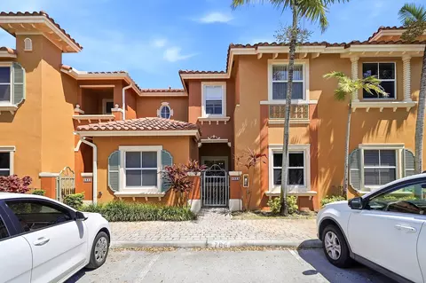 5825 Siena Ln, Hollywood, FL 33021
