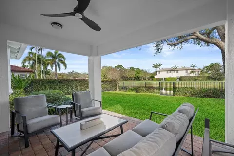 653 Castle Dr, Palm Beach Gardens, FL 33410