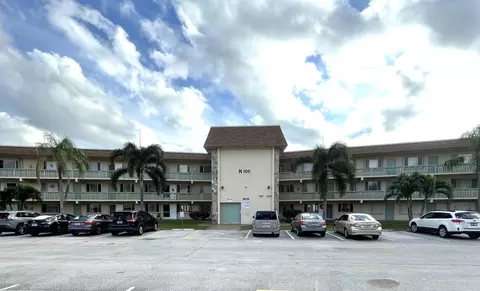 700 Village Green Ct #319, Palm Springs, FL 33461