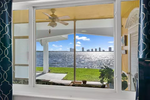 100 Shore Ct #105, North Palm Beach, FL 33408