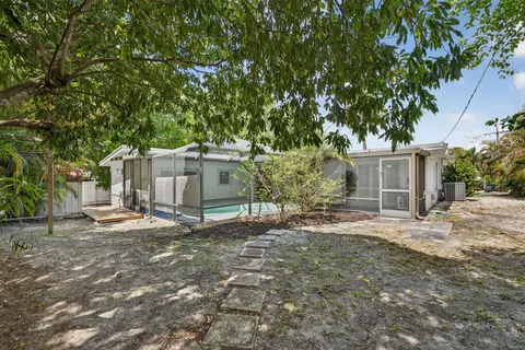 Exterior - 1040 SE 5th St SE, Stuart, FL 34996 photo 3 of 3