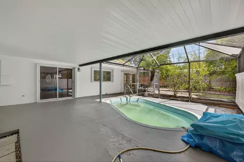 Exterior - 1040 SE 5th St SE, Stuart, FL 34996 photo 2 of 3