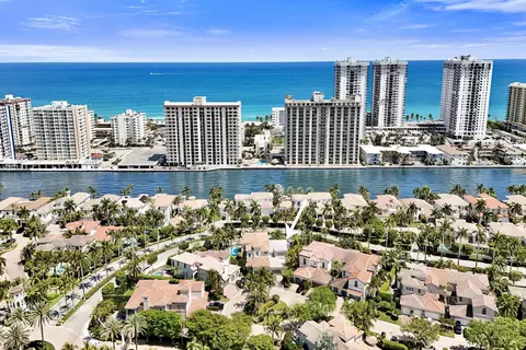 818 Spinnaker Dr E, Hollywood, FL 33019 photo 2
