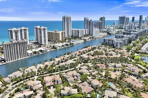 818 Spinnaker Dr E, Hollywood, FL 33019 photo 5