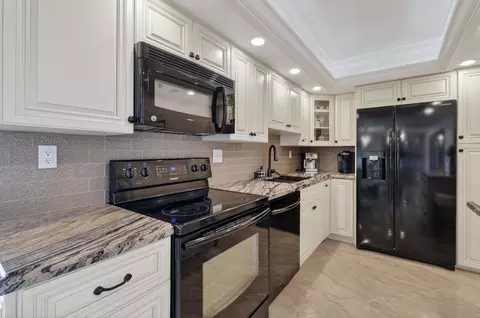 Kitchen - 1300 S Highway A1a #320, Jupiter, FL 33477 photo 4 of 5