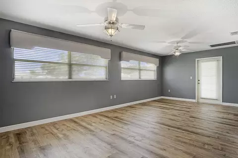Living - 2321 SW 3rd Ct, Okeechobee, FL 34974 photo 7 of 10