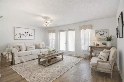 Living - 2321 SW 3rd Ct, Okeechobee, FL 34974 photo 9 of 10