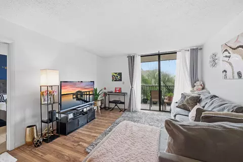 5570 NW 44th St #313A, Lauderhill, FL 33319