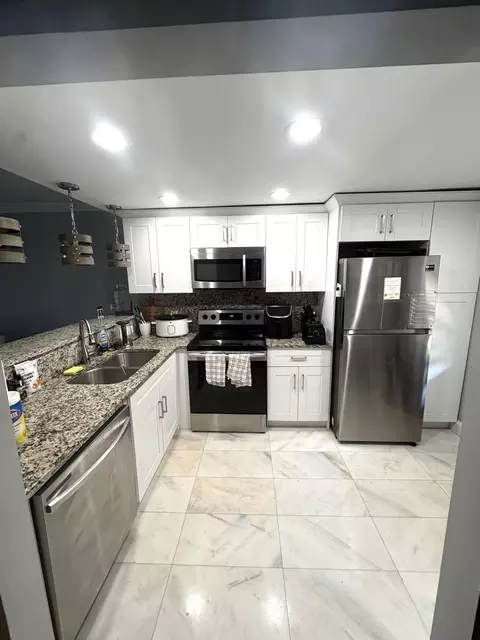 605 Oaks Dr #304, Pompano Beach, FL 33069