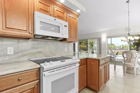 Kitchen - 327 Ridge Rd, Jupiter, FL 33477 photo 5 of 6