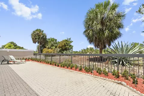 Exterior - 327 Ridge Rd, Jupiter, FL 33477 photo 6 of 10