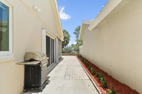Exterior - 327 Ridge Rd, Jupiter, FL 33477 photo 8 of 10
