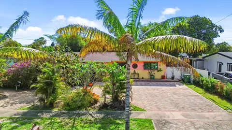 112 San Juan Dr, Palm Springs, FL 33461