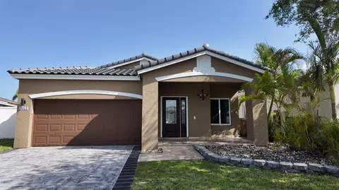 4572 SW 14th St, Deerfield Beach, FL 33442