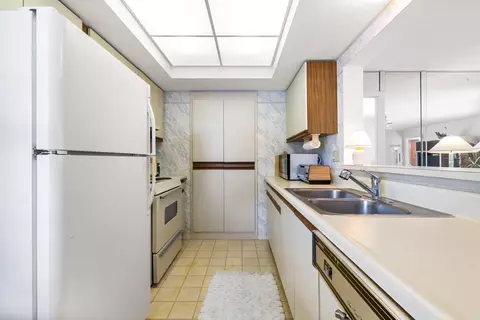 Kitchen - 3236 SE Aster Ln #M226, Stuart, FL 34994 photo 2 of 2