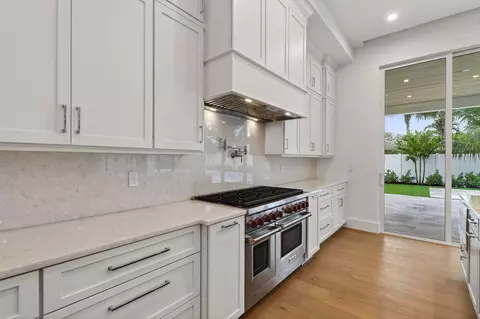 Kitchen - 192 River Dr, Jupiter, FL 33469 photo 3 of 4