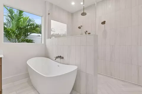 Bath - 192 River Dr, Jupiter, FL 33469 photo 2 of 5