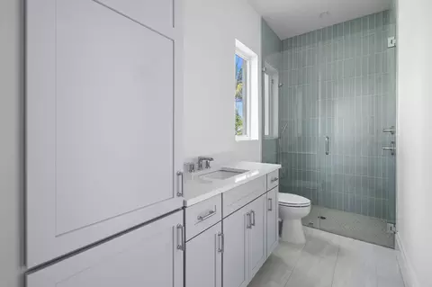 Bath - 192 River Dr, Jupiter, FL 33469 photo 3 of 5