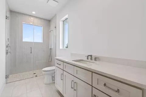 Bath - 192 River Dr, Jupiter, FL 33469 photo 4 of 5