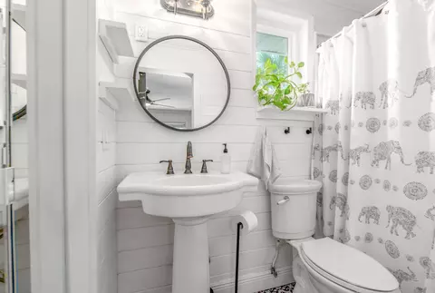 Bath - 547 SW Riverview St, Stuart, FL 34994 photo 5 of 5