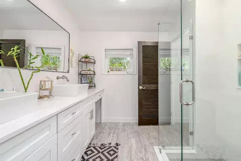 Bath - 547 SW Riverview St, Stuart, FL 34994 photo 1 of 5