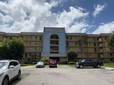 2820 Tennis Club Dr #401, West Palm Beach, FL 33417