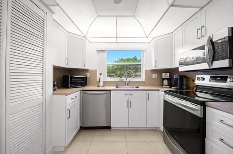 9330 E Sunrise Lakes Blvd E #104, Sunrise, FL 33322