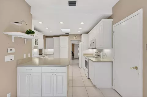 Kitchen - 5422 SE Meredith Ter, Stuart, FL 34997 photo 3 of 6