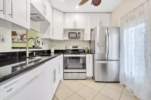 4805 NW 35th St #412, Lauderdale Lakes, FL 33319