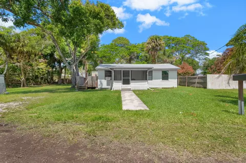 390 Baysinger Ave, Fort Pierce, FL 34982