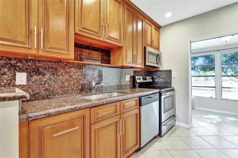 7290 NW 1st St #205, Margate, FL 33063