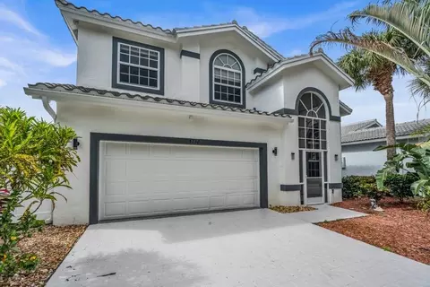 Exterior - 4732 SE Mizner Pl, Stuart, FL 34997 photo 4 of 6