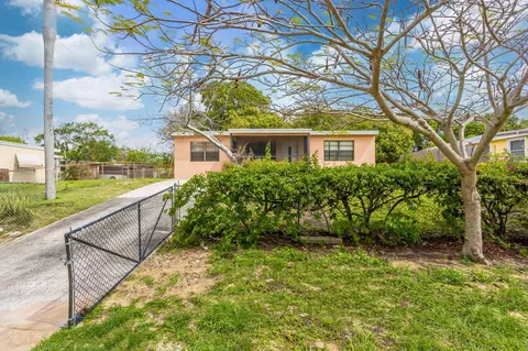 131 Ficus Tree Dr, Lantana, FL 33462