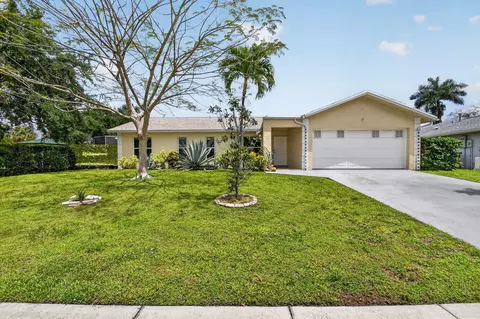 1262 Essex Dr, Wellington, FL 33414