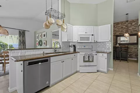 Kitchen - 6366 Barbara St, Jupiter, FL 33458 photo 2 of 6
